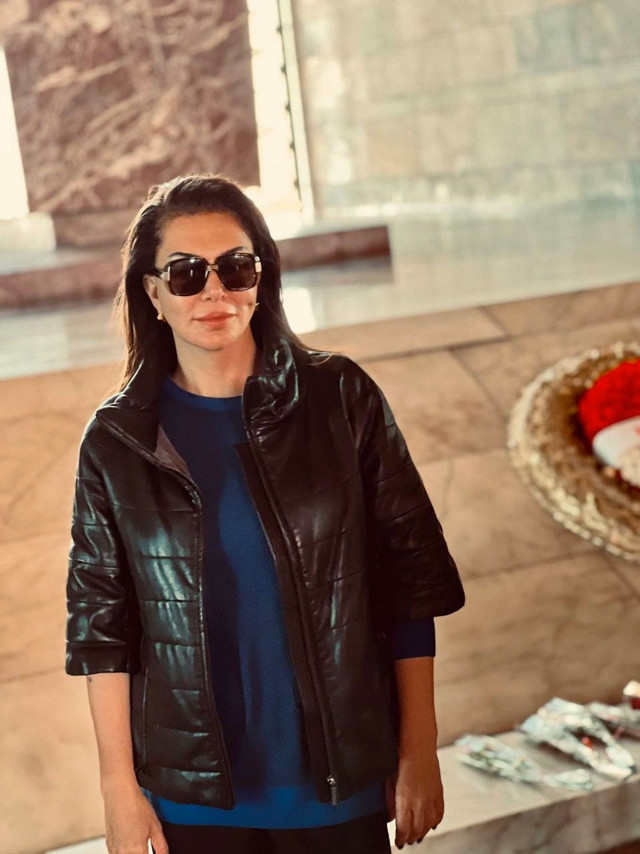 Türk müziğinin güçlü sesi Ebru Yaşar Anıtkabir'i ziyaret etti - Resim: 0