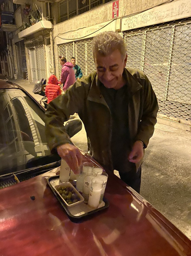 İzmir'de depremin ardından rakı ikramı! Yaptığı şey akıl almaz - Resim: 0