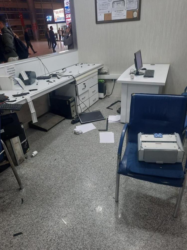 Kayseri otogarında bilet fiyatı kavgası: Rakip firmanın yazıhanesini yerle bir ettiler! - Resim: 3