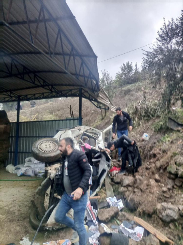 Virajı alamadı uçurumdan hayvan damının üzerine düştü! Yaralılar var - Resim: 1