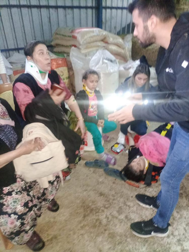 Virajı alamadı uçurumdan hayvan damının üzerine düştü! Yaralılar var - Resim: 2