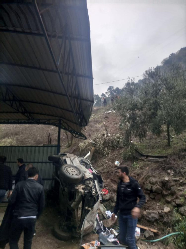 Virajı alamadı uçurumdan hayvan damının üzerine düştü! Yaralılar var - Resim: 3