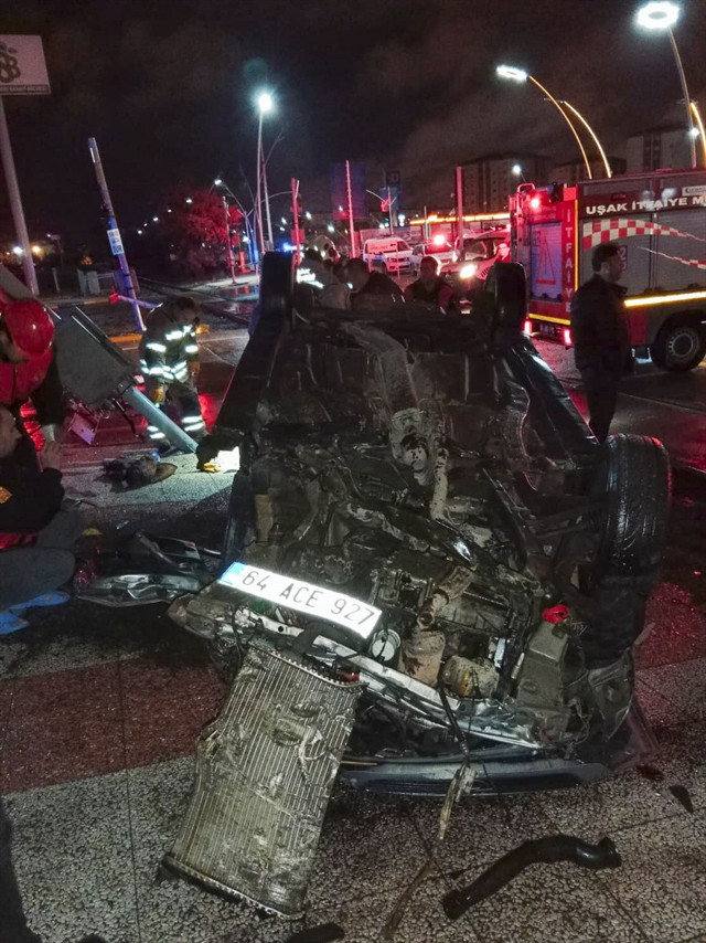Uşak'ta otomobil yolcu trenine çarptı ağır yaralılar var - Resim: 0