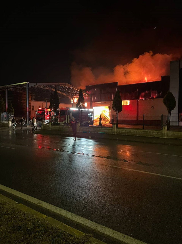 Kayseri'de çelik kapı fabrikasında korkutan yangın! 4 saat sonra kontrol altına alındı - Resim: 1