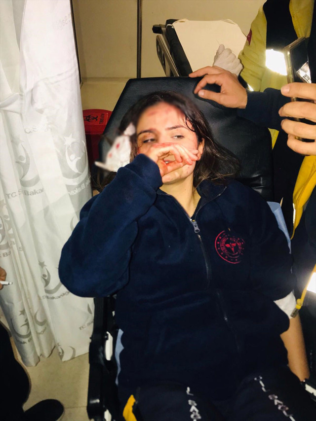 Yaralılara müdahale edeceklerdi! İkisi de kanlar içinde kaldı - Resim: 0