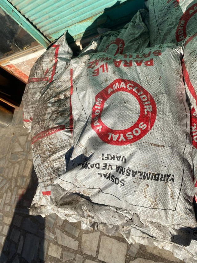 Yardım için verilen kömürleri satarken yakalandı - Resim: 0
