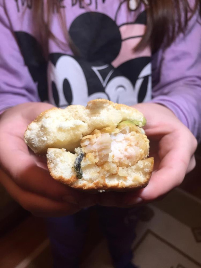 Ekmek arası tavuktan çıktı şoke oldular! Aile şikayetçi olacak - Resim: 1