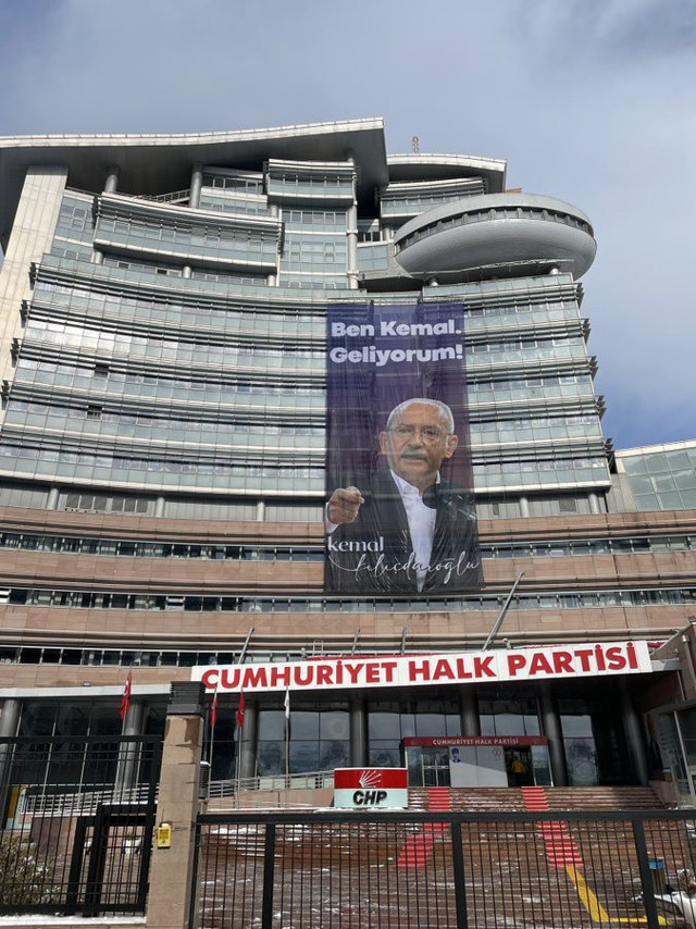 CHP Genel Merkezi'ndeki afiş değişti! 'Ben Kemal, geliyorum' afiş oldu - Resim: 0