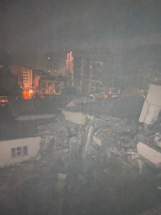 7.4 şiddetinde deprem Hatay'da 2 devlet hastanesi ile polisevini de yıktı - Resim: 1