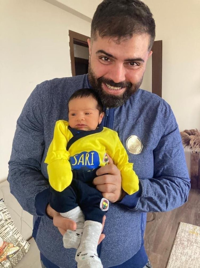 Kahreden haber: Deprem bir aileyi yok etti! 10 aylık bebekleriyle enkazda cesetleri çıkarıldı - Resim: 2