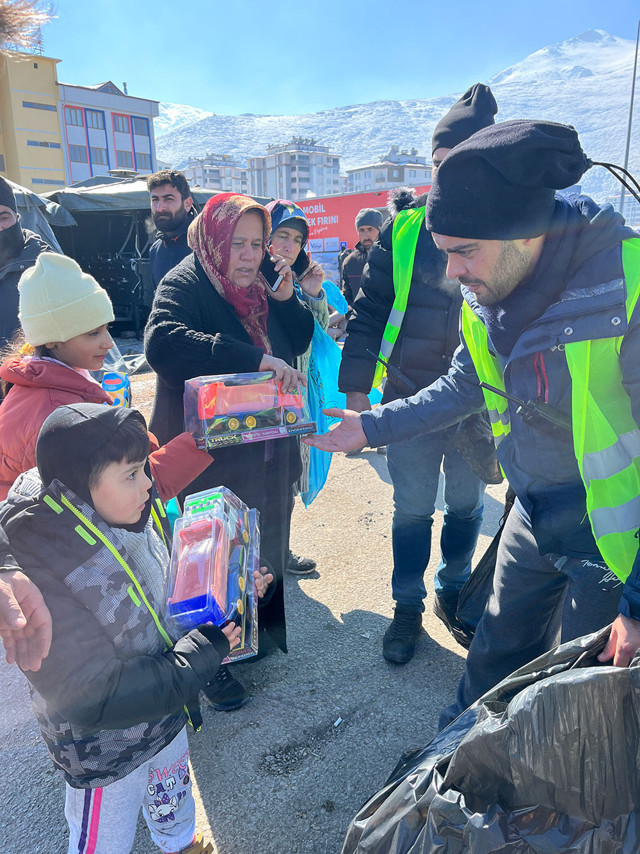 Çocuklar biraz gülsün diye, oyuncak dolusu araçlar deprem bölgesinde! - Resim: 1