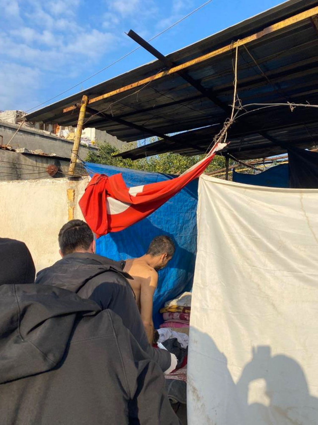 Depremzedeleri muayene eden sahte doktor yakalandı 40 suçtan kaydı çıktı - Resim: 0