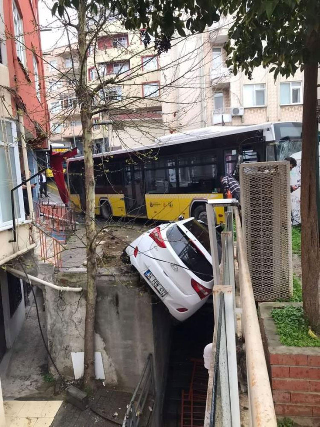 İstanbul'da freni boşalan halk otobüsü ortalığı savaş alanına çevidi - Resim: 1