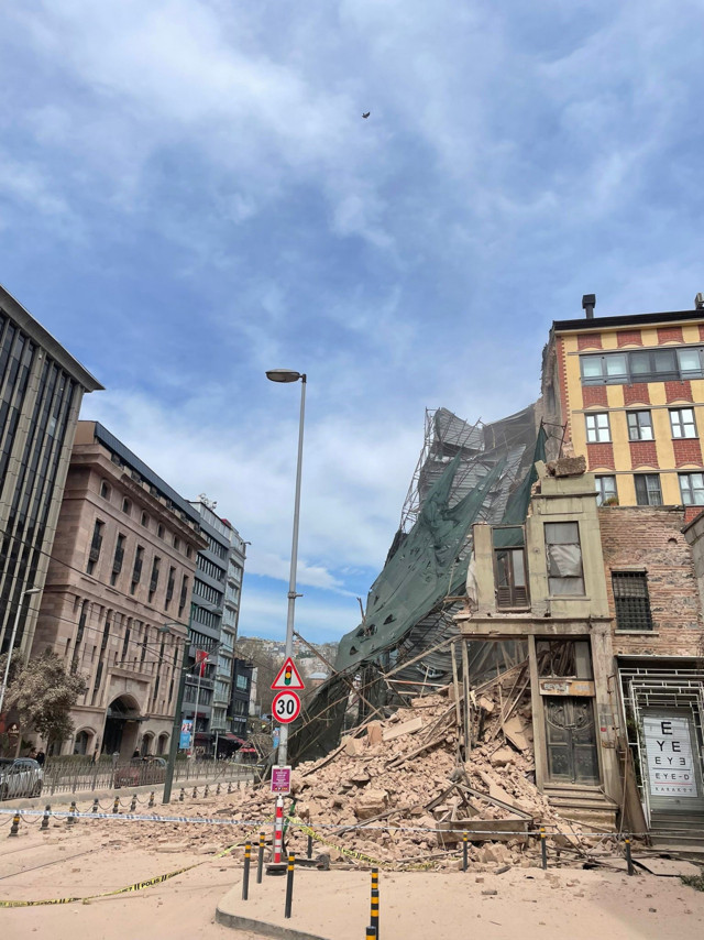 Beyoğlu'nda kısmi çökme yaşanan 5 katlı bina tamamen çöktü! - Resim: 0