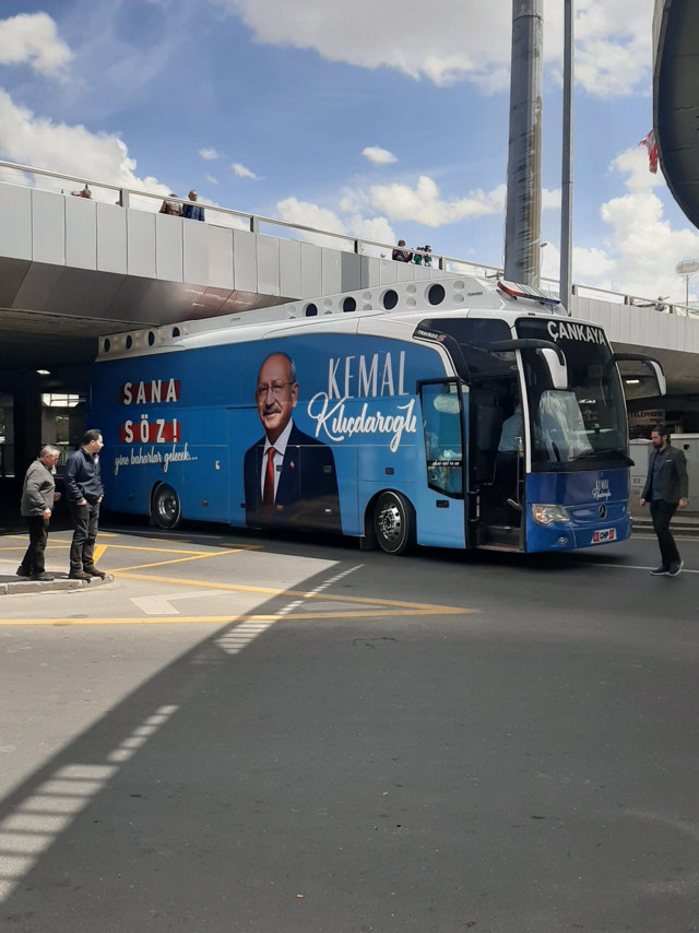 CHP otobüsü Sıhhiye Köprüsü'ne sıkıştı - Resim: 0