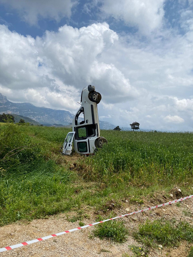 Adana'da bir garip kaza! Hafif ticari araç devrildiği tarlada dik durdu - Resim: 0
