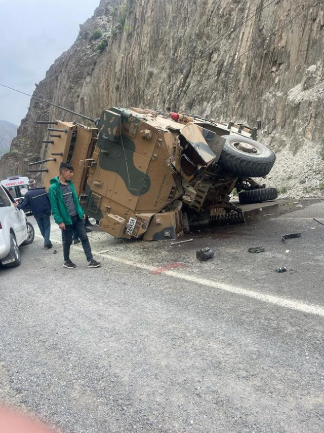 Hakkari'de askeri araç devrildi! 3 asker yaralandı - Resim: 0