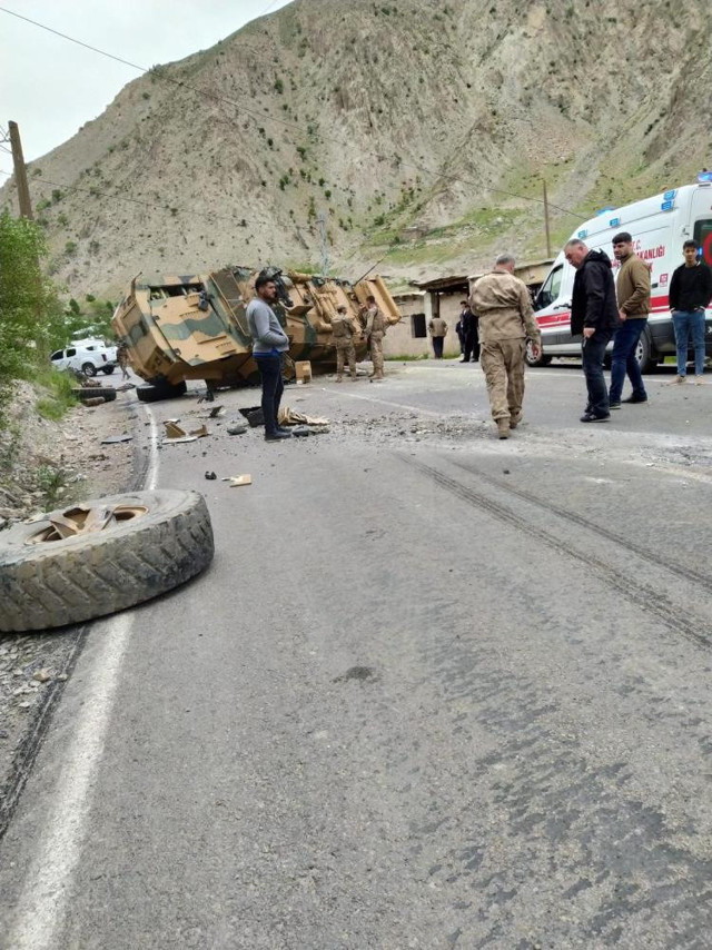Hakkari'de askeri araç devrildi! 3 asker yaralandı - Resim: 1