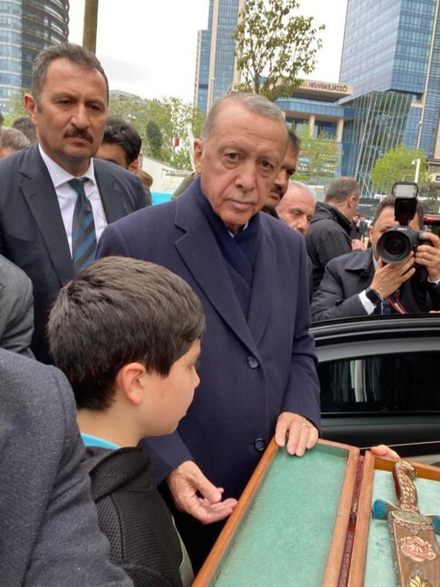 Azerbaycanlı demir ustasından Cumhurbaşkanı Erdoğan’a 'Zafer Kılıcı' hediyesi - Resim: 1