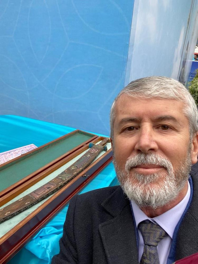 Azerbaycanlı demir ustasından Cumhurbaşkanı Erdoğan’a 'Zafer Kılıcı' hediyesi - Resim: 2