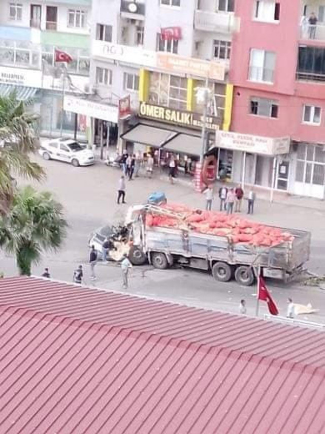 Hatay'da kamyon araçları biçti! Yaralılar var - Resim: 0