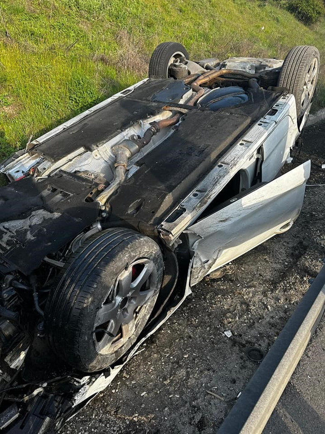 Otoyolda feci kaza! Lüks otomobil takla attı, yoldan çıktı! - Resim: 0