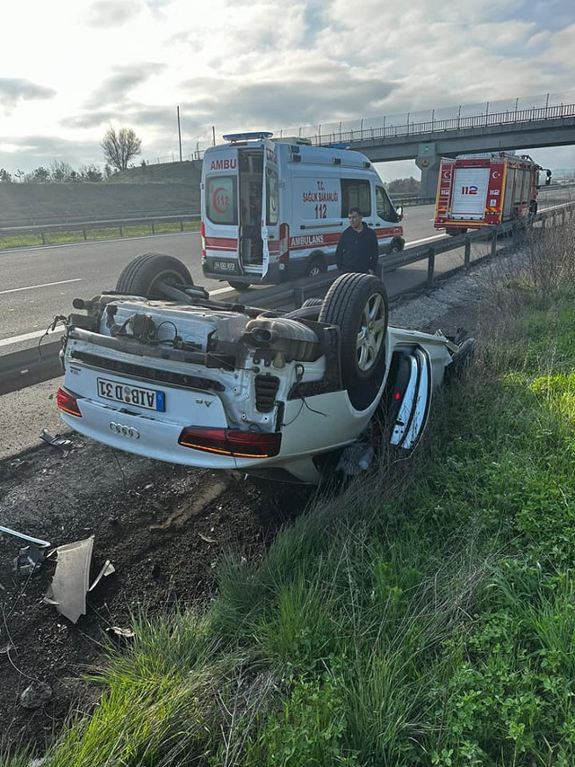 Otoyolda feci kaza! Lüks otomobil takla attı, yoldan çıktı! - Resim: 2