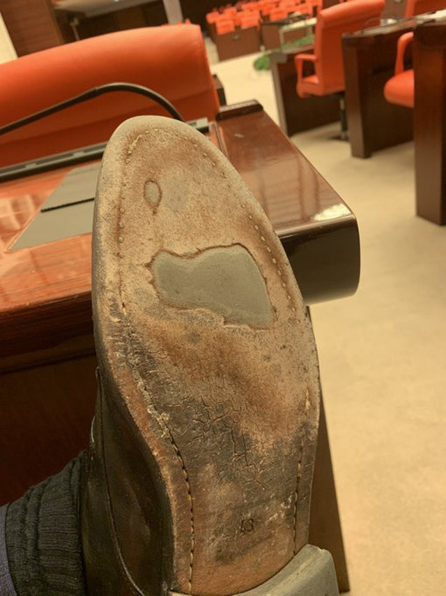 Meclis'e altı delik ayakkabı ve 'Maviş'le veda etti! Hak etmediği 2 aylık maaşı da iade etti - Resim: 1