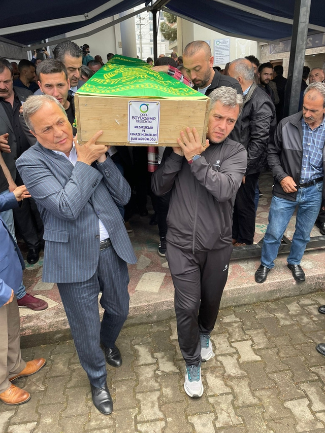 Ordu'da seçim gecesi bıçaklanarak öldürülmüşü! İYİ Partili Erhan Kurt defnedildi: 3 şüpheli adliyede! - Resim: 4