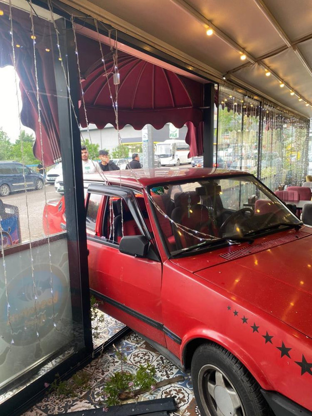 Faciaya ramak kaldı! Kontrolden çıktı, balık lokantasına daldı: O anlar kamerada - Resim: 4