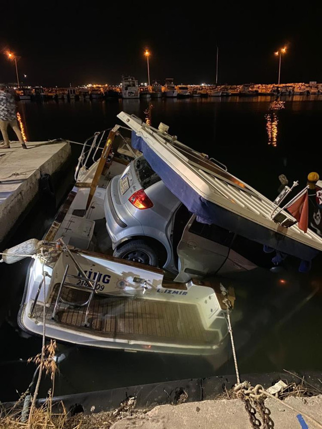 İzmir'de ilginç kaza: Alkollü sürücü tekne üzerine düştü - Resim: 1