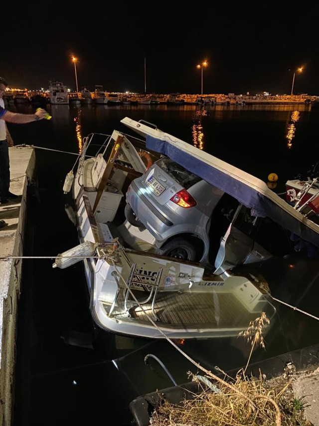 İzmir'de ilginç kaza: Alkollü sürücü tekne üzerine düştü - Resim: 2