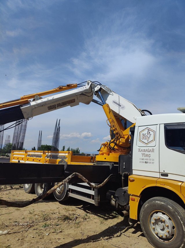 Balıkesir'de bir kişi kırılan vinç kolunun altında kalarak hayatını kaybetti - Resim: 0