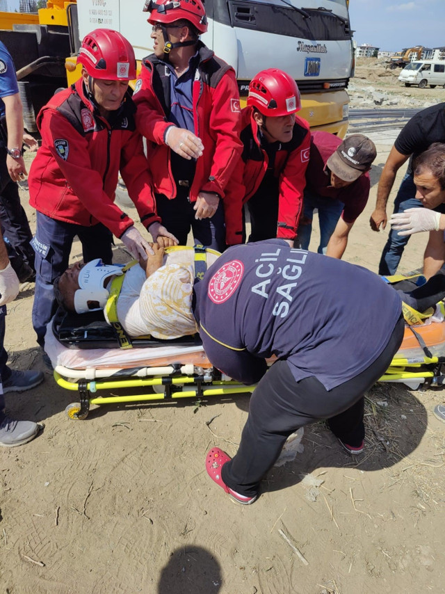 Balıkesir'de bir kişi kırılan vinç kolunun altında kalarak hayatını kaybetti - Resim: 1