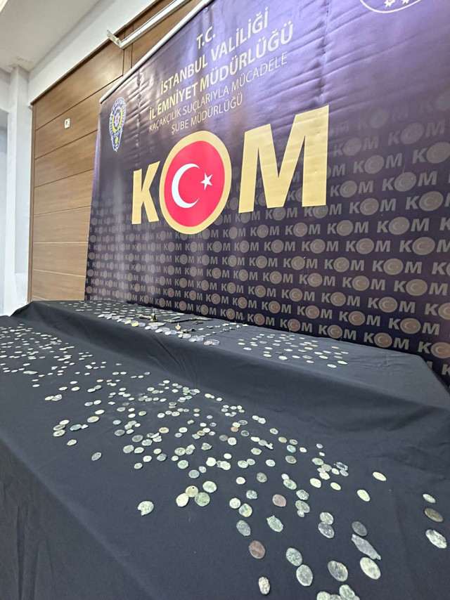 İstanbul'da tarihi eser operasyonu: 2 bin 330 eser ele geçirildi - Resim: 1