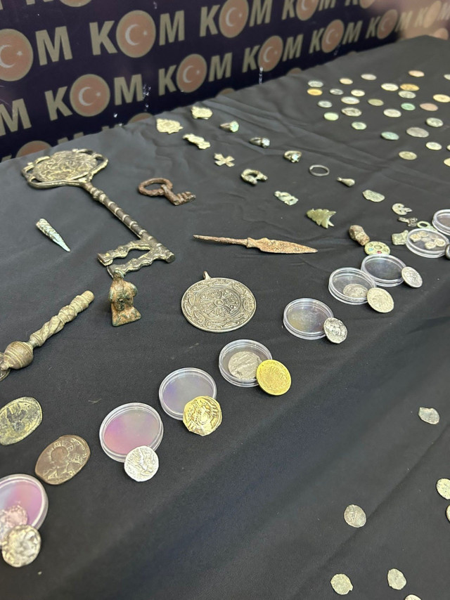 İstanbul'da tarihi eser operasyonu: 2 bin 330 eser ele geçirildi - Resim: 0