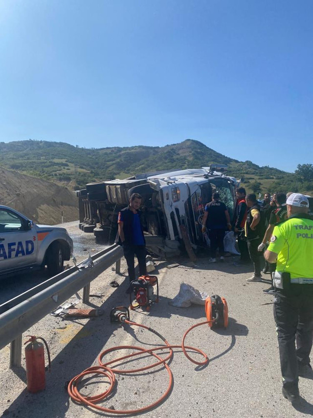 Sivas’ta feci kaza! Tomruk yüklü kamyon devrildi, karayolu ulaşıma kapandı: 1 ölü 1 yaralı! - Resim: 2