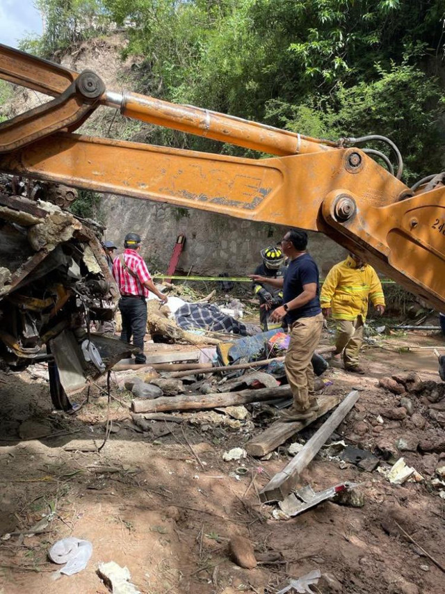 Meksika'da katliam gibi kaza! Yolcu otobüsü şarampole yuvarlandı: 26 ölü, çok sayıda yaralı var - Resim: 1