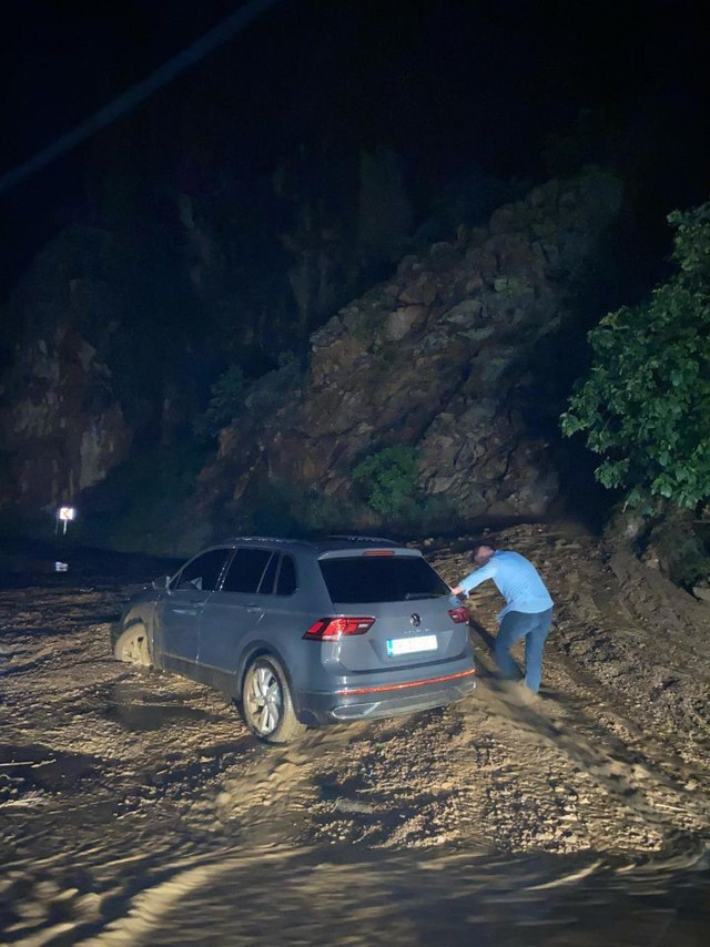 Artvin Şavşat kara yolunda heyelan: Yol ulaşıma kapandı - Resim: 3