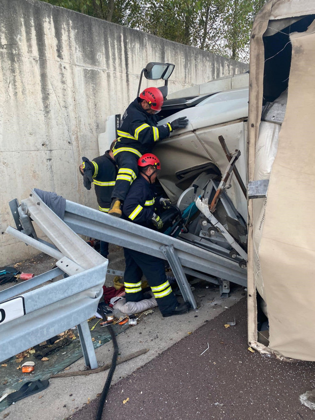 Yalova'da otobüs ile tır çarpıştı! Ölü ve yaralılar var - Resim: 1