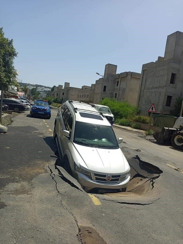 Bodrum'da asfalt yarıldı, içine araç düştü! - Resim: 0