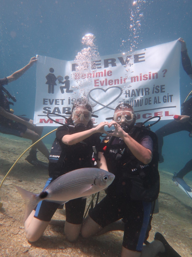 Fethiye'de su altında evlilik teklifi: Cevabın 'hayır' ise oksijen tüpümü de al git - Resim: 0
