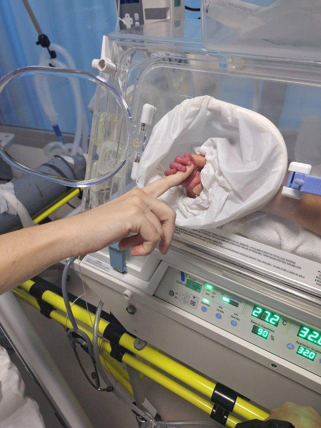 Hamileyken teşhis konuldu, 1 hafta sonra öldü! İçleri acıtan fotoğraf: Kuvözdeki bebeğine son kez böyle dokundu - Resim: 0