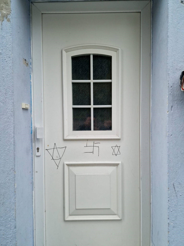 Almanya'da camiye çirkin saldırı! Caminin kapısına gamalı haç çizdiler - Resim: 2