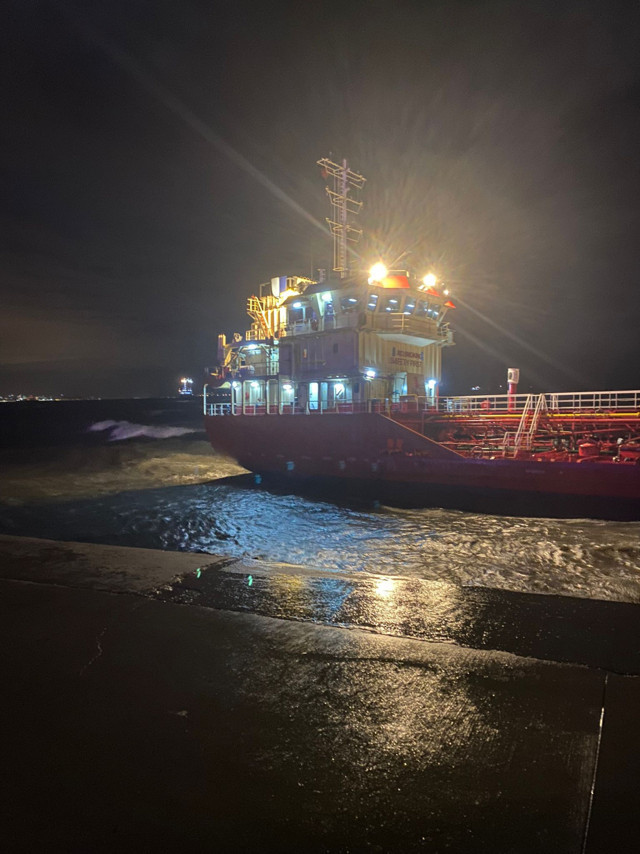 Yakıt tankeri karaya oturdu! Kaptan: Kırılmak üzereyiz... - Resim: 0