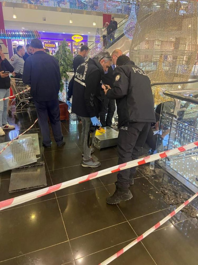 AVM'de korkunç olay! Çığlık çığlığa yardım istediler - Resim: 0