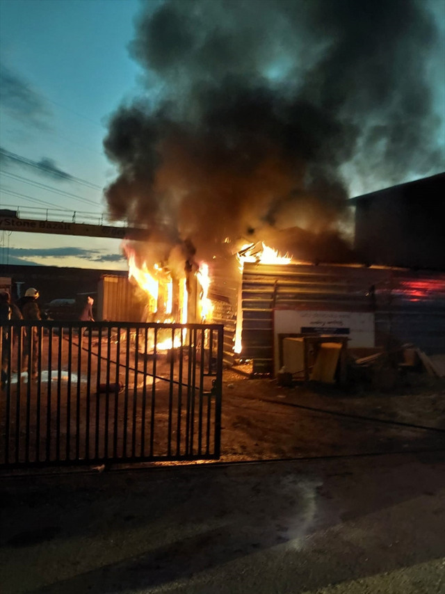 İstanbul'da yangın faciası! 3 kişi öldü biri ağır 2 kişi de yaralandı! - Resim: 1