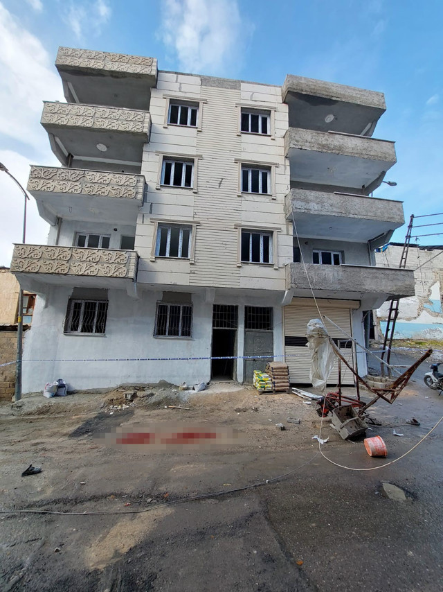 Kafasına mini inşaat vinci düşen işçi kurtarılamadı - Resim: 0