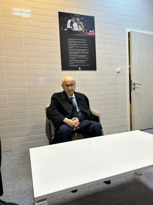 Devlet Bahçeli yeniden genel başkan seçildi, Cumhurbaşkanı Erdoğan’a seslendi: Ayrılamazsın, Türk milletini yalnız bırakamazsın - Resim: 2