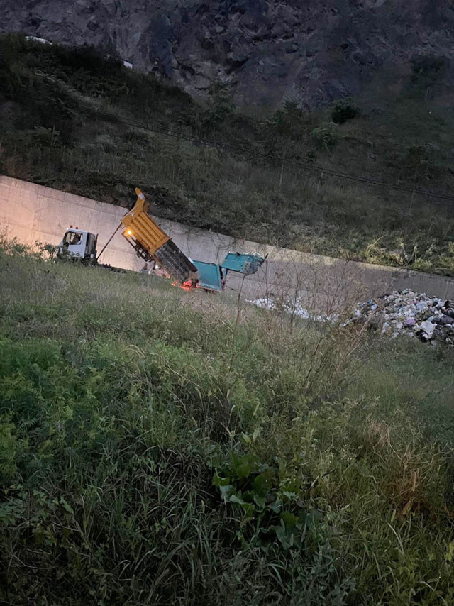 150 ton çöpü yol kenarına döken CHP'li belediyeye  2 milyon 598 bin TL ceza - Resim: 0